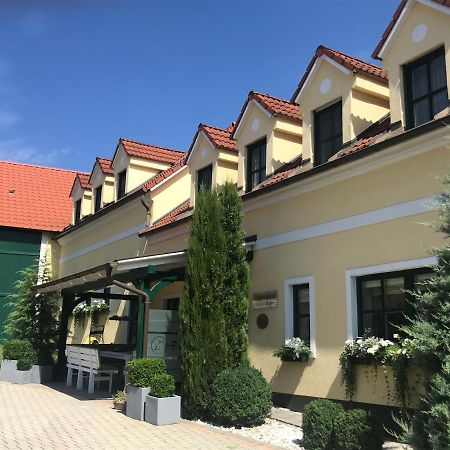 Weingut & Gastezimmer EdelmannGöttlesbrunn エクステリア 写真